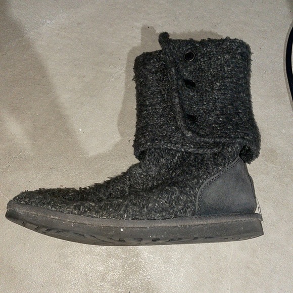 Women’s UGG boots - Picture 2 of 4